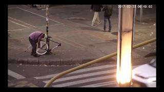 Ladrón robando bicicleta en Bogotá  Candado KRYPTONITE [upl. by Niroc]