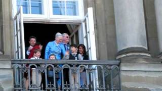 The Queen Margrethe II waving from the balcony 5 1642010AVI [upl. by Raclima]