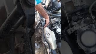 How to open a radiator water bottle Isuzu carmechanicadvice rebuildingengines oilengine [upl. by Morgenthaler]