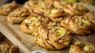 Kanelboller med vaniljekrem eplefyll og paicrumble [upl. by Stanway]