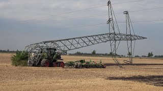 Traktor fährt gegen Strommast  Mast kippt um  3 Verletzte  Stromausfall in Weilerswist am 4822 [upl. by Gaige]