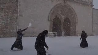 Assisi i frati della Basilica di San Francesco giocano a palle di neve [upl. by Borlow]