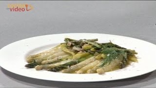 Espárragos blancos cocidos con salteado de ajos piparras y espárragos verdes  Boiled asparagus [upl. by Arvo]