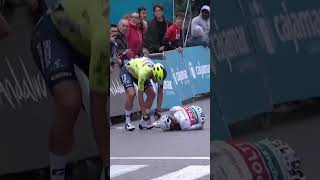 🥺🥺 Le superbe geste dAdrien Petit aux côtés de Manolo Peñalver après sa chute à Almeria cycling [upl. by Lara]