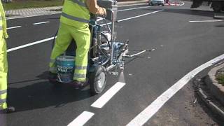 Traccialinee Graco LineLazer V 250SPS con operatore a bordo – Le Sas [upl. by Feola]