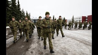 Kaitseväe juhataja ja ülemveebel veendusid eelproovil üksuste paraadi valmiduses [upl. by Whetstone]