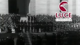 Mussolini alla parata militare delle camicie nere in Via Nazionale a Roma [upl. by Eilrahs636]