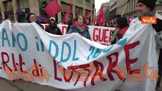 La protesta a Milano dei collettivi studenteschi insieme ai comitati per il diritto alla casa [upl. by Hairem677]