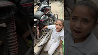 bacchi ka bike me hath fas gya😭🙏🏻 shorts emotiona youtubeshorts short [upl. by Esinad]