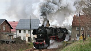 Schwerer Zementzug mit zwei Dampfloks  52 8029  52 8047 auf den Steigungen rund um Nossen [upl. by Mathe216]