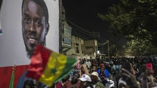 Sénégal  les premiers résultats donnent le candidat antisystème en tête [upl. by Skardol]