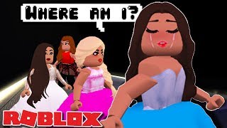 WEIRD BACKSTAGE GLITCH ON FASHION FAMOUS WITH MY SISTER PHOEBERRY  Roblox [upl. by Akemaj743]