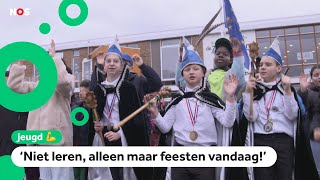 Hossen springen van links naar rechts carnaval begint [upl. by Alikat]