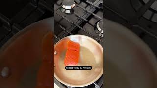 Comment cuisiner un pavé de saumon dans une poêle en inox [upl. by Oswald715]