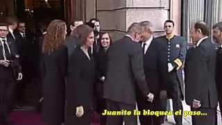 La reina Sofía deja plantado al rey Juan Carlos en la puerta del Parlamento  24032014 [upl. by Fornof782]