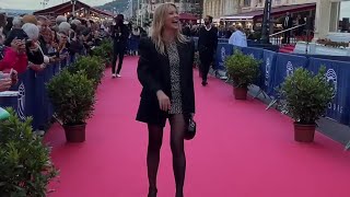 Virginie Efira et Niels Schneider tels Roméo et Juliette au Festival du Film de Cabourg [upl. by Llener567]