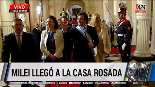 📢 Javier Milei llegó caminando a Casa Rosada donde fue recibido por Diana Mondino [upl. by Laamak]