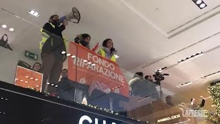 Il nuovo blitz di «Ultima Generazione» dentro la Rinascente a Milano [upl. by Beeck]