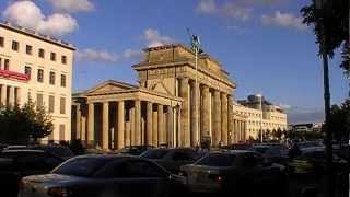 Berlin Am Brandenburger Tor spürt man den Pulsschlag der Zeit You can feel the pulse of time [upl. by Mullane880]