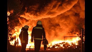 Senftenberg  Großbrand in Altreifenlager [upl. by Ahsinom]