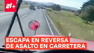 Chofer capta asalto masivo en autopista y huye en reversa  N [upl. by Nagoh700]