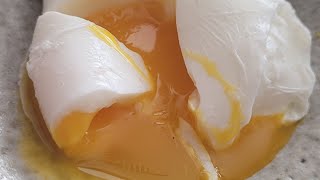 How to poach an egg in 3 min [upl. by Secnarfyram]