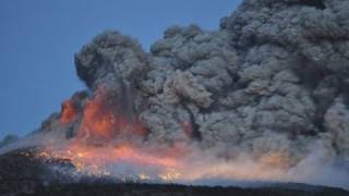 火山噴火の瞬間！新燃岳「噴出す火山弾」霧島連山 lightning japan mount Shinmoedake volcano 火口 [upl. by Ahlgren]