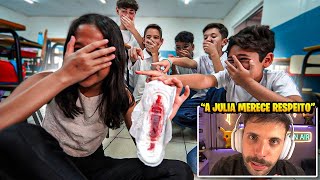 A Júlia Menstruou Na Frente De Todos Na Escola e Zuaram Ela [upl. by Purdy]