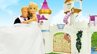 Giochi per bambini con le bambole Barbie Il vestito da sposa Le principesse Elsa e Merida [upl. by Samoht82]