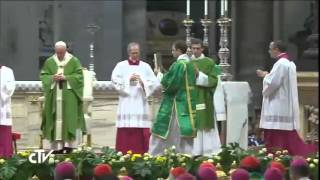 Papa Francisco abençoa com o Evangeliário [upl. by Eimile]