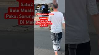 Cinta Indonesia Bule Inggris Pakai Kain Sarung Di Tanah Suci Makkah [upl. by Shanley]