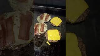 Hamburguesa doble provoleta cheddar y panceta 😎 shorts [upl. by Stanwinn]