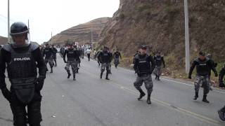 Policias bailando en desfile [upl. by Saidel]