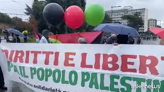 Manifestazione pro Palestina a Roma la protesta sotto la pioggia [upl. by Inaj728]