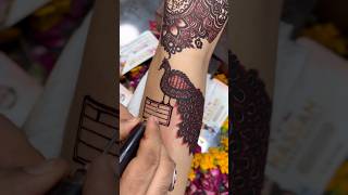 Ye kya bana ha Btayein mehndi hassanmehndiexpert hennadesign henna hassanmehndiparlour [upl. by Sothena]