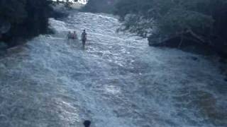 Galera escorregando na Cachoeira do Ribeirão do Meio  Chapada Diamantina [upl. by Alla]