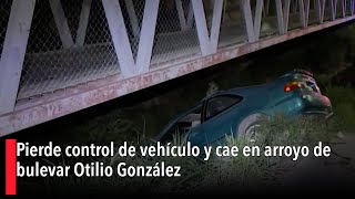 Pierde control de vehículo y cae en arroyo de bulevar Otilio González [upl. by Ahseital231]