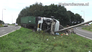 Vrachtwagen op de kant A28 Zwolle [upl. by Allsun]