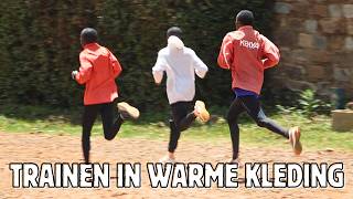 Waarom Trainen Keniaanse Hardlopers in Warme Kleding amp Gevallen Op De Dirt Roads [upl. by Nylknarf]