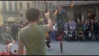 Firenze Pagliacci divertenti in piazza Signoria Clowns entertaining Piazza Signoria in Florence [upl. by Thorma]