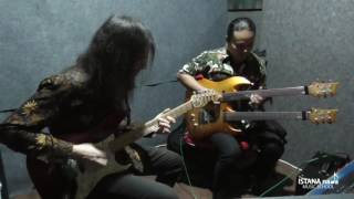 Ron quotBumblefootquot Thal amp Zendhy Herdian Kusuma with Bumblefoot Fretless Vigier Sweet Child Omine [upl. by Aerdnaid]