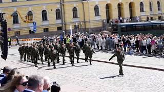 Kaartin jääkärirykmentin valatilaisuus 1282016 Senaatintorilla ohimarssi [upl. by Aninnaig888]