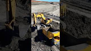 komatsu excavator truckloading digger heavymachinery heavyequipment mining [upl. by Dazraf]