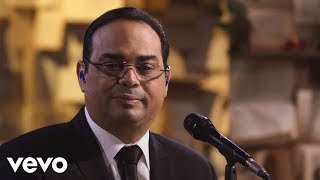 Gilberto Santa Rosa  Ni Bien Ni Mal En Vivo [upl. by Fraze]