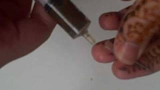 How to use a Moroccan Syringe Henna Applicator  freehandmehndi [upl. by Lamrouex]