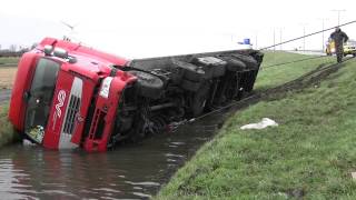 Vrachtwagen te water langs N242 in Alkmaar door losgeschoten stuurstang [upl. by Ackler]