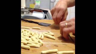 Strascinati Innamorati orecchiette maccheroni e troccoli del Gargano fatti a mano [upl. by Nelleoj29]