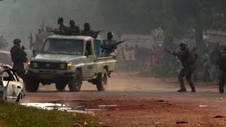 Centrafrique  des Tchadiens tirent sur une foule qui leur est hostile [upl. by Morra]