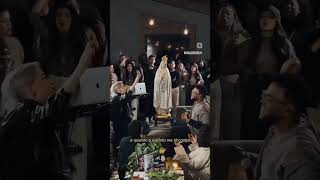 Grupo de jovens católicos cantando e adorando a Virgem Maria Colo de Deus marianismo feminização [upl. by Genesa]