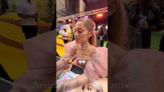 Ariana Grande DRAWS tattoos for fans at wicked premiere [upl. by Apul]